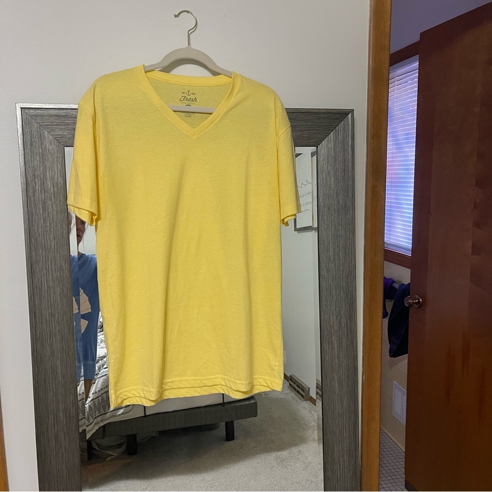 Fresh Clean Tee Men’s Large Corn Yellow V-neck short sleeve shirt